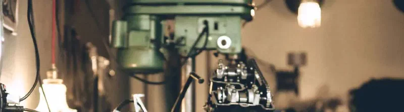 Motorrad-Werkstatt mit Maschinen im Hintergrund